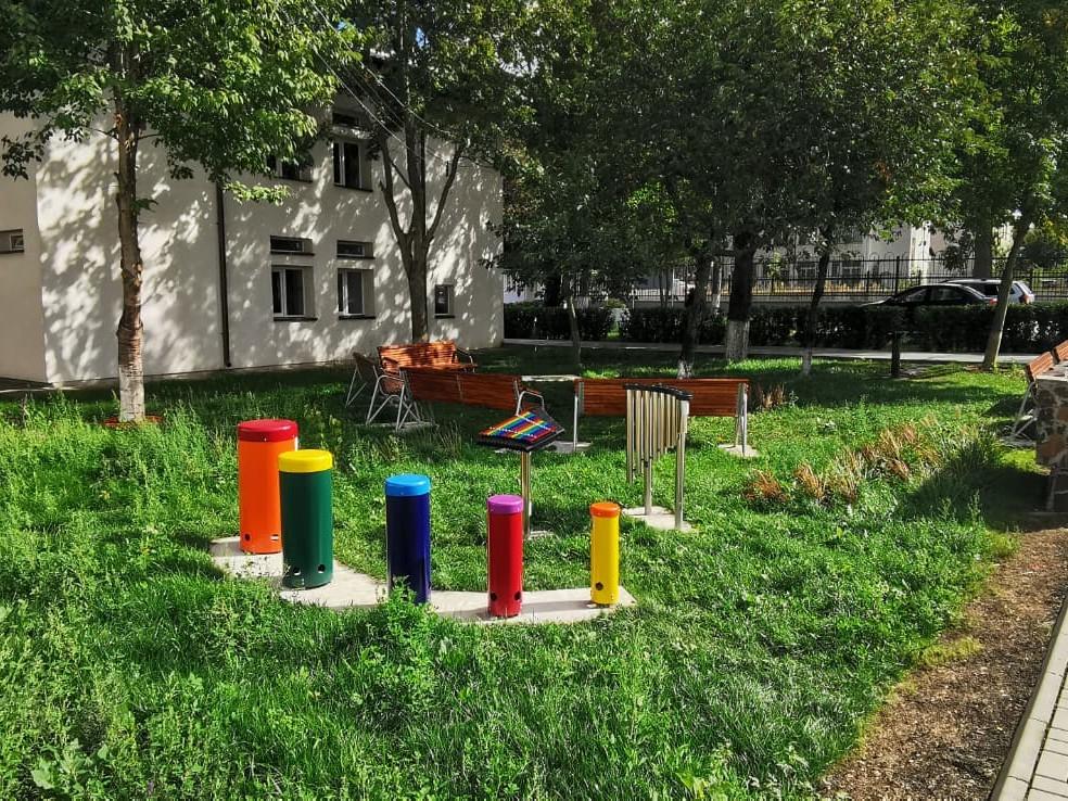 parc muzical in curtea unei scoli speciale - amenajare outdoor scoala