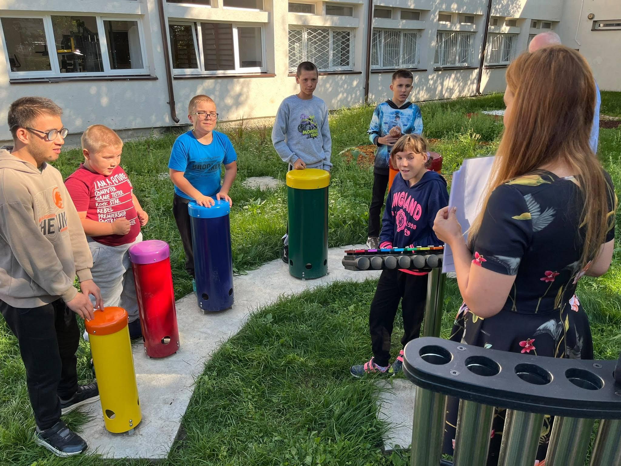 Cantat la tobe - activitate copii cu nevoi speciale